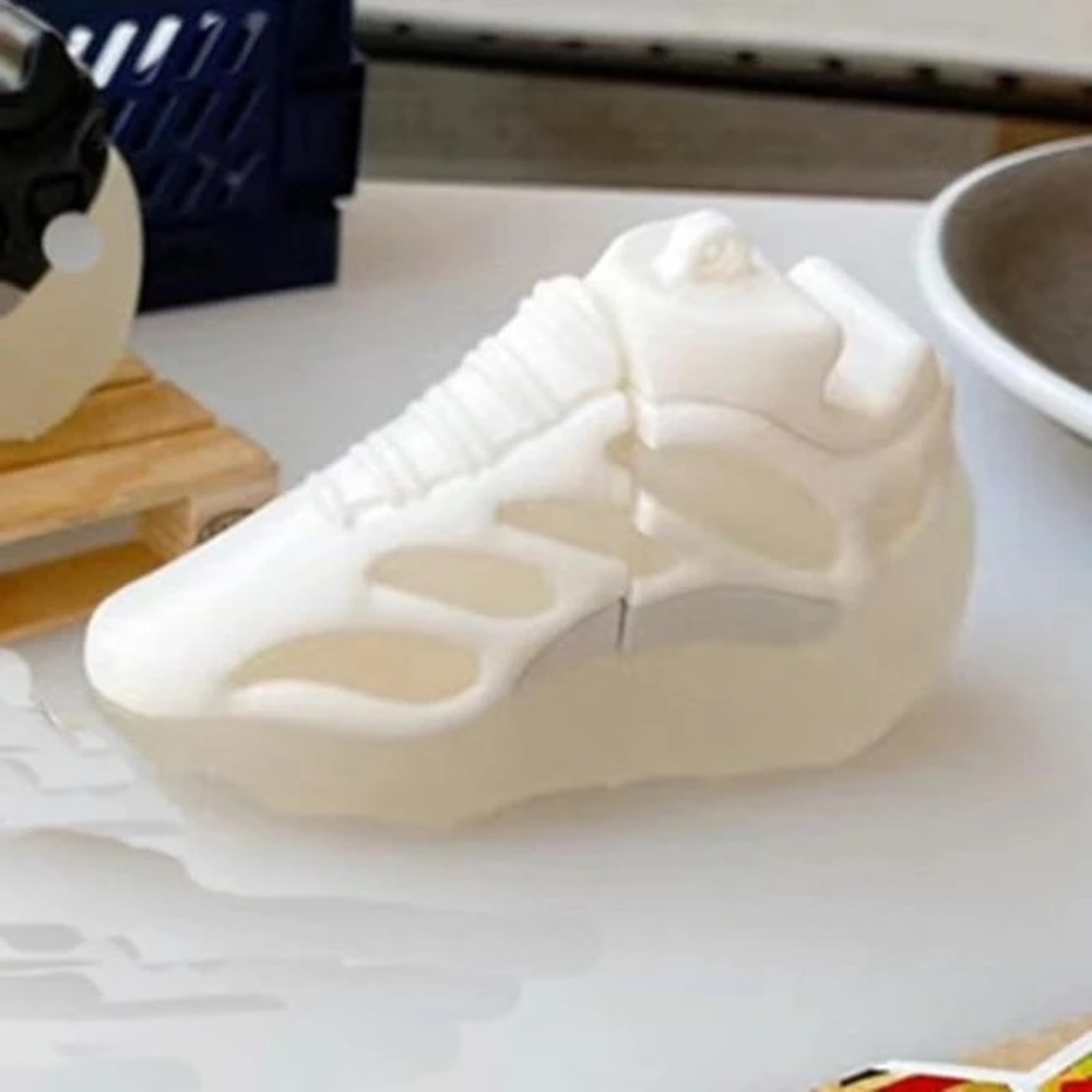 YEEZY 700 V3 AIRPOD 1/2